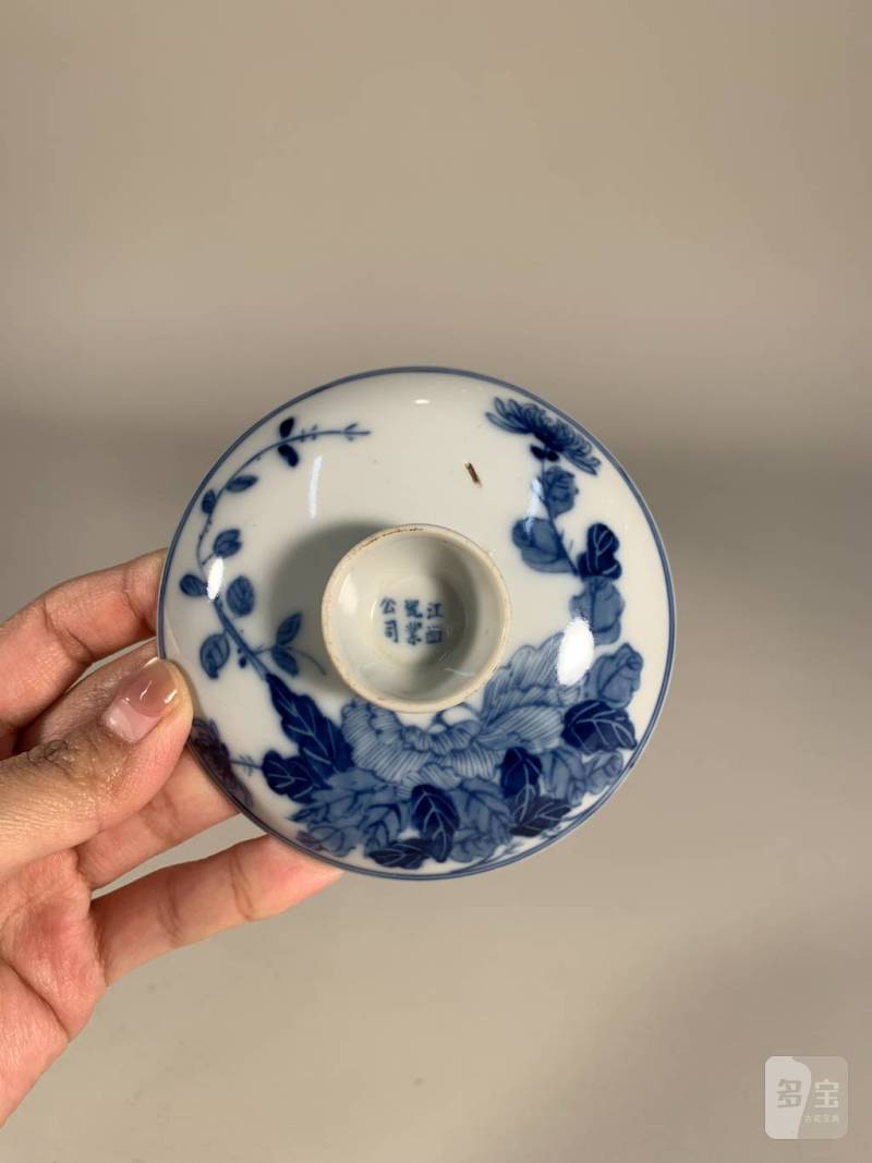 清宣统 青花“蚕食”图三才盖杯 - 图8